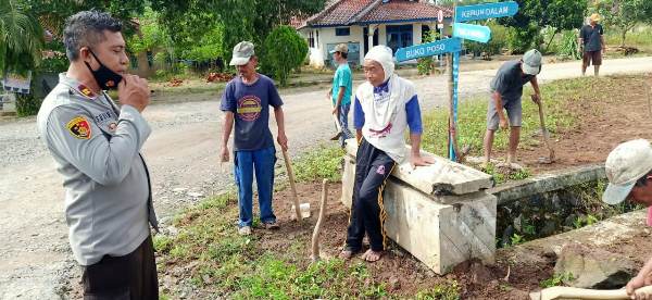 Bangun Komunikasi Dengan Masyarakat, Polsek Way Serdang Lakukan Gotong Royong Rutin