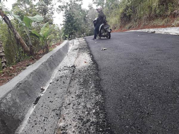Proyek Jalan Hotmix Di Desa Gunung Rejo Pesawaran Diduga Asal Jadi