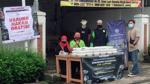 Bantu Sesama, Senabung Lampung Bagikan Nasi Kotak