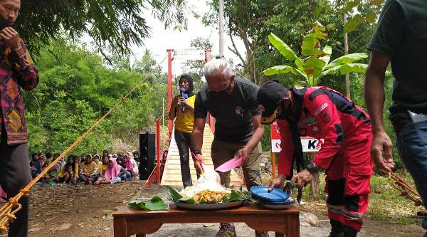 Relawan Lampung dan PT KAI Dan Warga Umbul Kihung Sukuran Serah Terima Jembatan Gantung