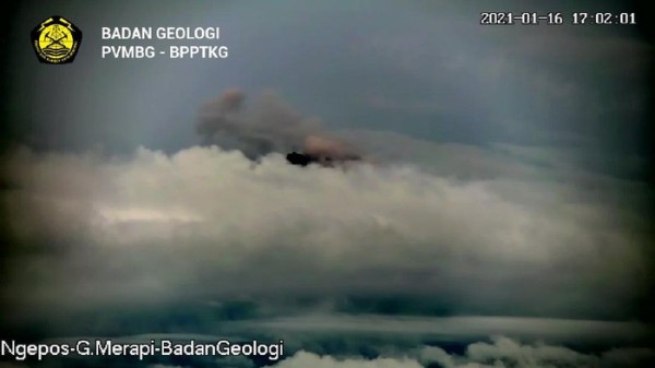 Gunung Merapi Kembali Muntahkan Awan Panas 