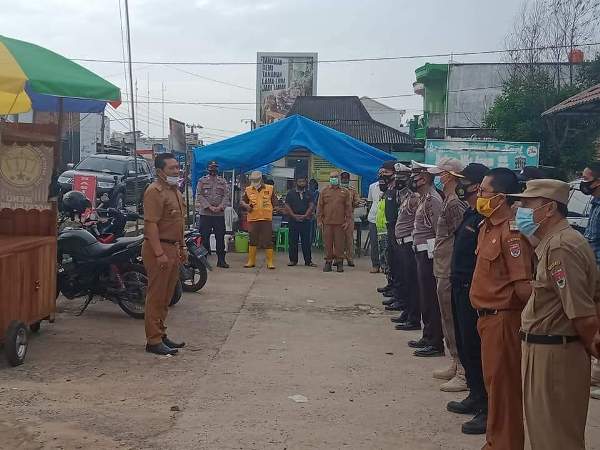 Satgas Covid-19 Simpang Pematang dan Dinas Koperindag Mesuji Bagikan Masker