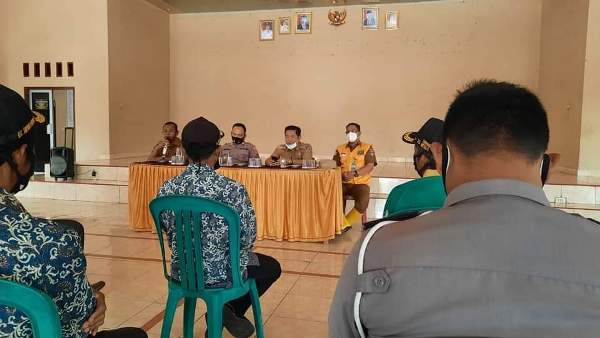 Cegah Penyebaran Covid-19 Kapolsek Simpang Pematang Bersama Camat dan Kepala Desa Gelar Sosialisasi