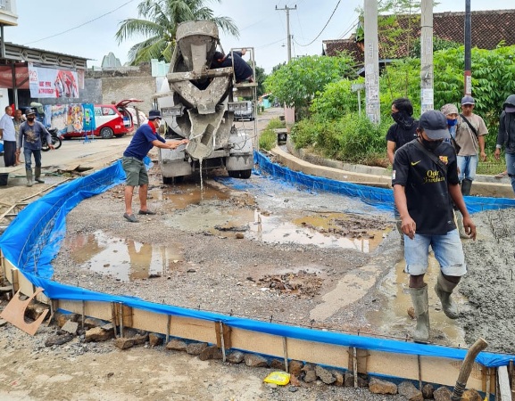 Tak Kunjung Diperbaiki Pemkot Bandar Lampung, Warga Palapa 10 Perbaiki Jalan Secara Swadaya