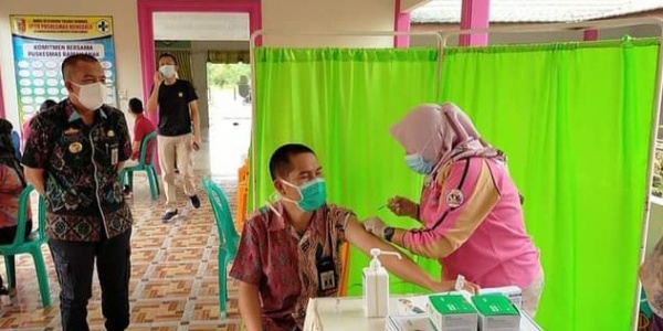 Nakes Di Tulang Bawang Lakukan Vaksinasi