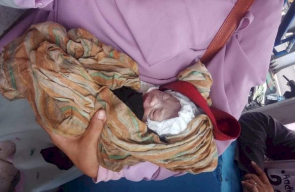 Gelandangan Melahirkan di Jembatan Penyeberangan Ramayana Tanjung Karang