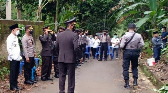 AKBP Tofik MB Tohir Dimakamkan di Kampung Way Tuba Kecamatan Gunung Labuhan