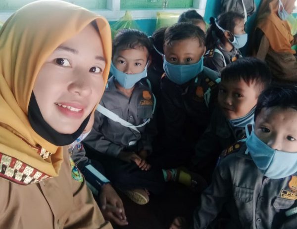 Halimah Mengajar Melawan Ombak Lepas Guru Paud Mawar Pulau Tabuan Penerima Cindar Bumi PWI Award HPN 2021