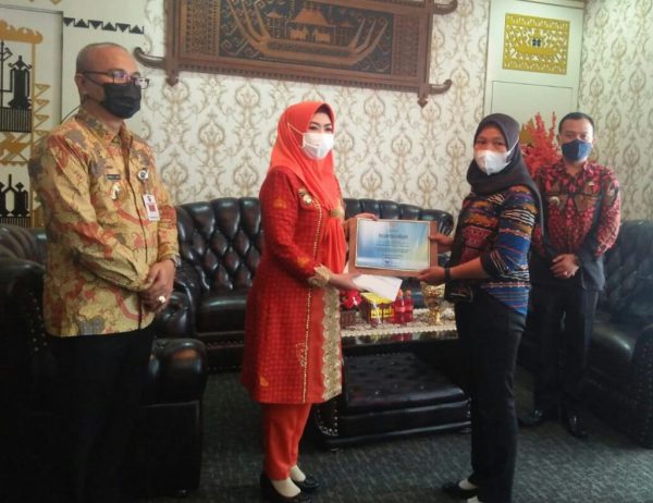 Terima Penghargaan Cindar Boemi PWI Bupati Tanggamus Jadikan Halimah Roll Model Guru Berprestasi