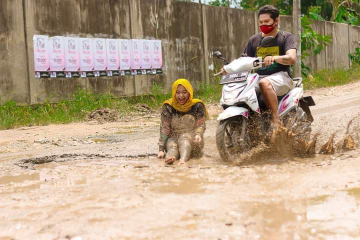 Protes Jalan Rusak Wanita Berhijab dan Suaminya Selfie Mandi Lumpur dan Viral di Facebook