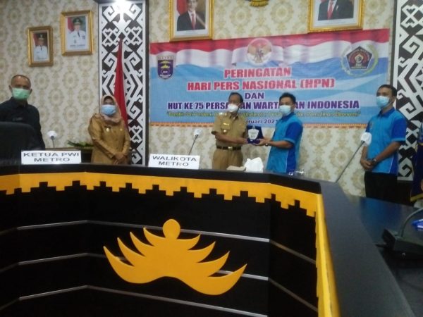 Abdul Wahab Berikan Anugerah Tjindarboemi Kepada A. Pairin Pada Peringatan HPN dan HUT PWI