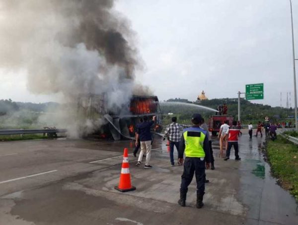 Truk Fuso Box Kontener Ekspedisi Ninja Exspres Terbakar Sesaat Turun Kapal di Pelabuhan Bakauheni