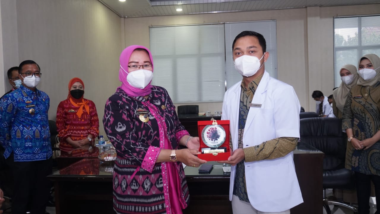 Plh Bupati Lamsel Lepas-Terima Peserta Program Internsip Dokter Indonesia
