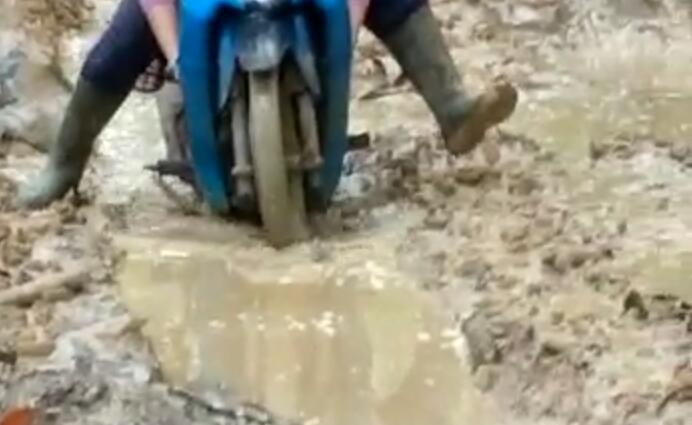 Luput dari Perhatian Pemkab Lampura, Masyarakat Sinarmas Alam Keluhkan Jalan Bak Kubangan Kerbau