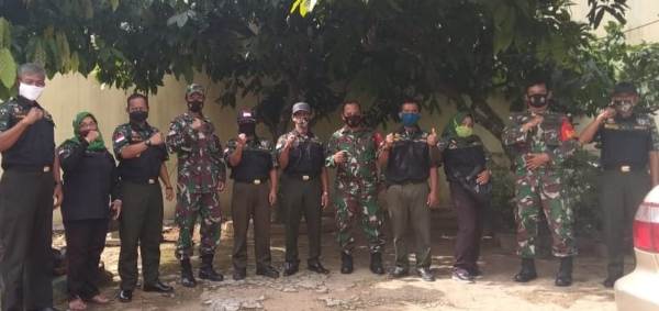 Tingkatkan Tali Silaturahmi, Koramil 411-01/Metro Bersama DPC Hipakad Kota Metro Lakukan Gotong Royong