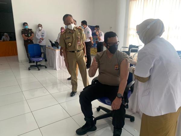 Kapolres Jadi Orang Pertama Disuntik Vaksinasi Covid -19 di Way Kanan 