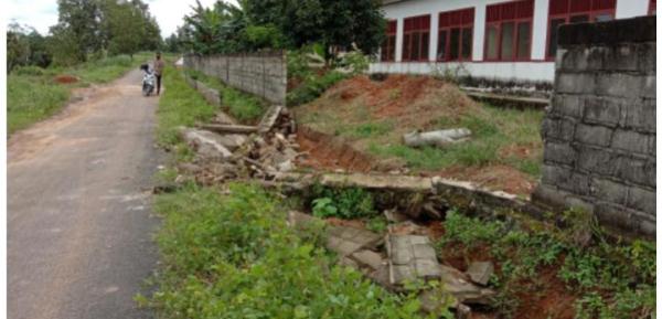 Tembok SMKN 1 Way Bungur Ambruk Akibat Galian Drainase Desa Tambah Subur