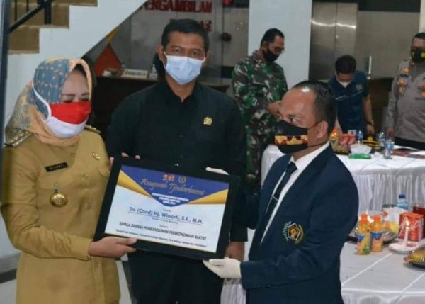 Bupati Winarti Raih Anugerah Tjindarboemi Kategori Kepala Daerah Pembangunan Perekonomian Rakyat
