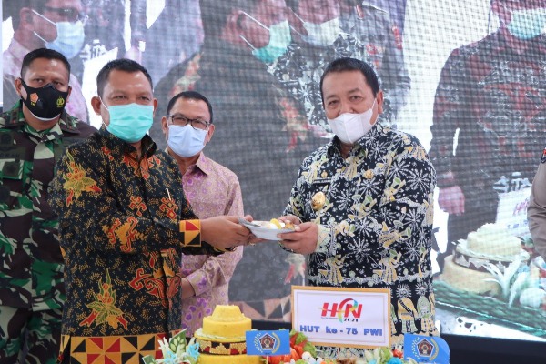 Gubernur Arinal Djunaidi Menerima Penghargaan Sebagai Inisiator Program KPB Dari PWI Lampung