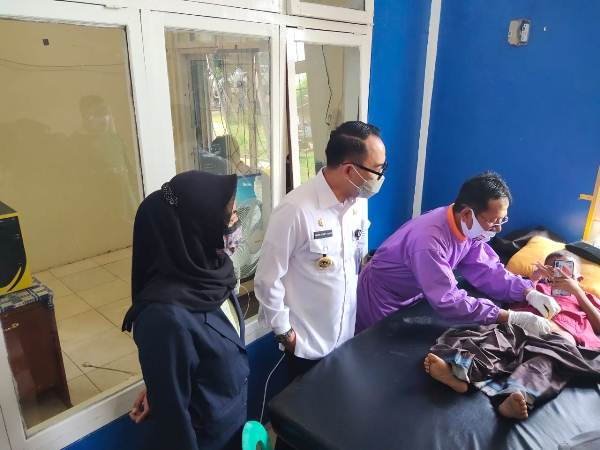 Bupati Raden Adipati Surya Tinjau Pelaksanaan Sunat Massal PWI Way Kanan