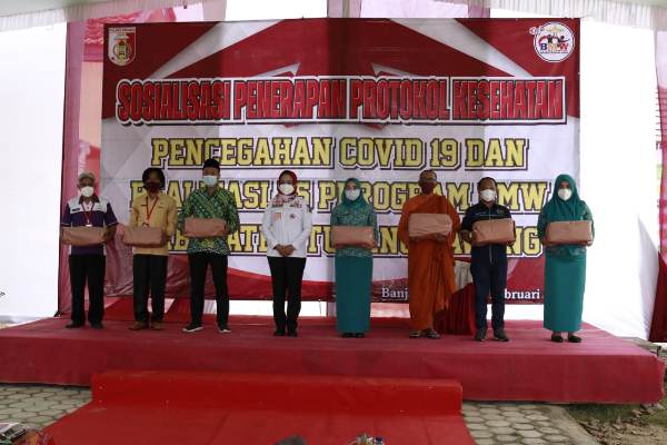 Bupati Winarti Bagikan Masker dan Realisasi 25 Program BMW