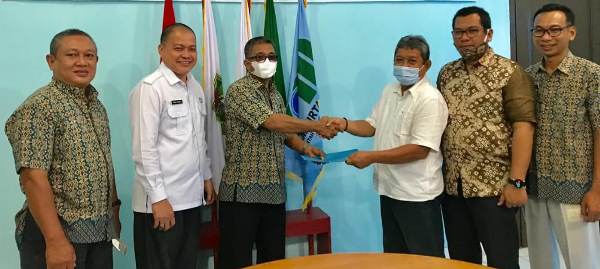 Selama 33 Tahun Mengabdi, Suasana Haru Penyerahan SK Purna Tugas Pegawai PDAM Tirta Randik