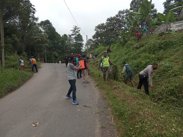 Warga Desa Kota Jawa kecamatan Waykhilau Semangat Gotong Royong Bersihkan Lingkungan