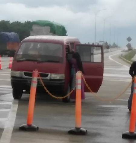 Mobil Bawa Orang Sakit Tertahan di Tol Lampung, Jurnalis, Anggota Basarnas dan Ditlantas ikut Sumbangan Bayar Denda Tol 