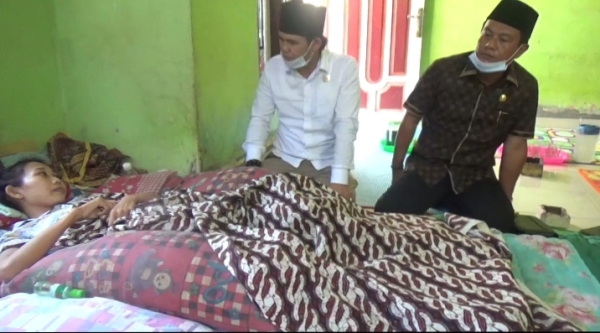 Tiga Anggota Komisi III DPRD Tanggamus Kunjungi Siti Aisyah