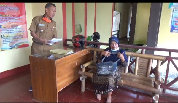 Tak Pernah Terima Bantuan Dari Pemerintah, Lansia Penyandang Disabilitas Datangi Rumah Bupati dan Dinsos Tanggamus