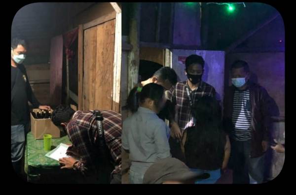 Razia Cafe Remang-remang Polisi Amankan Miras dan PSK