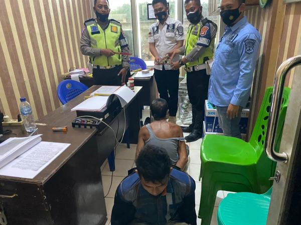 Bawa Senpi Rakitan dan Sajam Dua Warga Tanjung Raya Digelandang Polisi