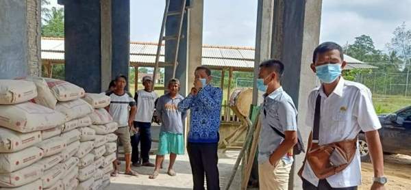 Bupati Mesuji Berikan Bantuan 80 Sak Semen Untuk Pembangunan Masjid Al-Hikam