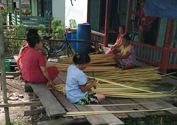 Warga Desa Sungai Sidang dan Sidang Muara Jaya Mesuji Tambah Penghasilan Dengan Membuat Atap Dari Daun Nipah