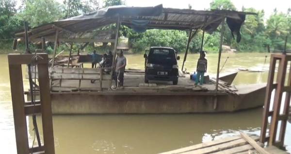 Perahu Rakit Masih Jadi Alat Transportasi Primadona Warga Wonosobo dan Semaka