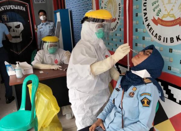 Seluruh Petugas Rutan Kotaagung Lakukan Rapid Test Antigen