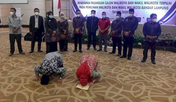 KPU Tetapan Eva Dwiana-Deddy Amrullah Pemenang Pilkada Bandara Lampung, Keduanya Langsung Sujud Sukur