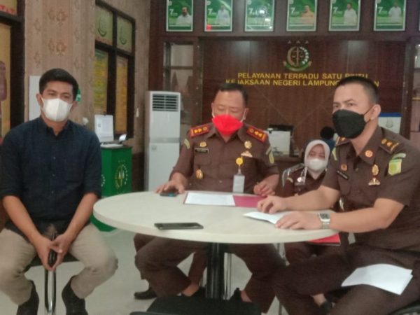 Kabid Bina Program dan Jasa Konstruksi Dinas PUPR Lampung Selatan Dan Mantan Bosnya Tersangka Korupsi LPJU 2016