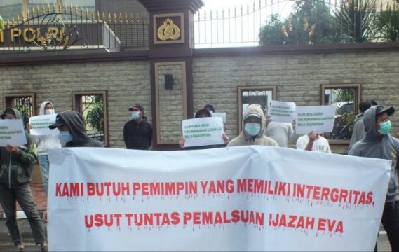 Soal Dugaan Ijazah Palsu Eva Dwiana Infosos Unjukrasa di Mabes Polri dan Kemendagri