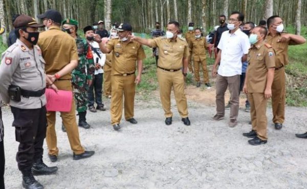 Tinjau Lahan Milik PTPN 7, Nanang Akan Bangun Kantor Desa Sabah Balau