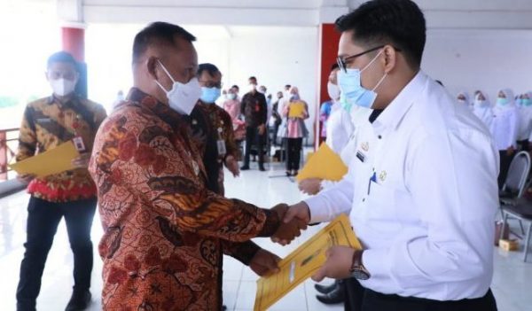 Serahkan SK Pengangkatan CPNS Formasi 2019,  Nanang Ingin CPNS Lamsel Berkualitas dan Berdedikasi Baik