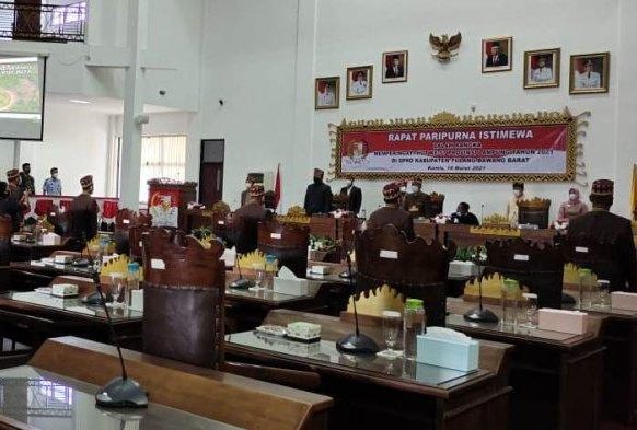 Sekwan Telat Bagikan Sarung Tapis dan Peci Adat 23 Anggota DPRD Tubaba Tak Ikut Paripurna HUT Lampung
