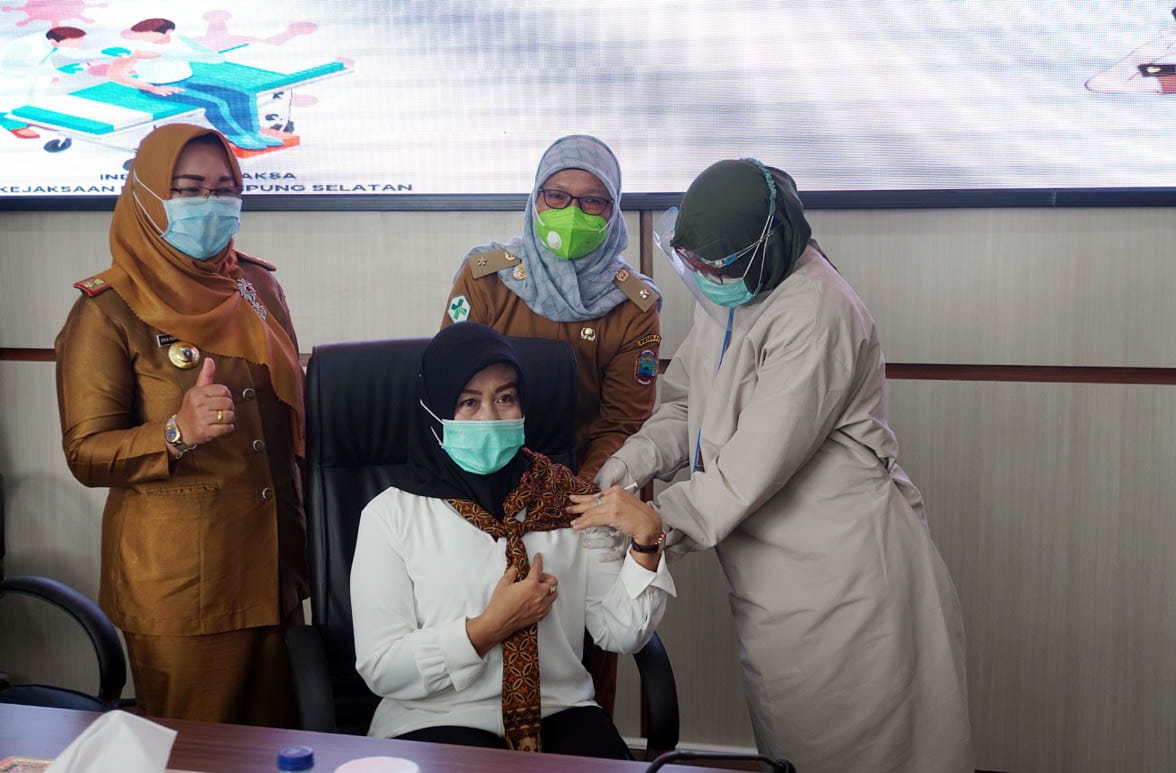 Kajari Lamsel dan Puluhan Pegawainya Jalani Vaksinasi Covid-19 Dosis Kedua