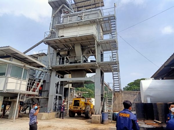 Indikasi Rugikan Negara Hingga Rp 70 Miliar Polda Lampung Segel Gudang Aspal Milik Engsit di Bay Pass Penyidik Bawa Sejumlah Dokumen Dan Siap Tetapkan TSK