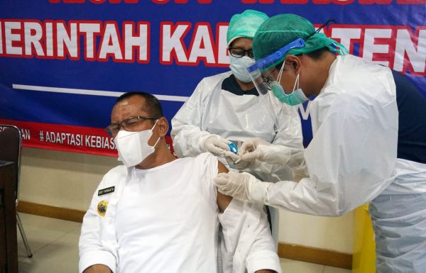 Pejabat dan ASN di Sekretariat Daerah Pemkab Lamsel Jalani Vaksinasi Covid-19