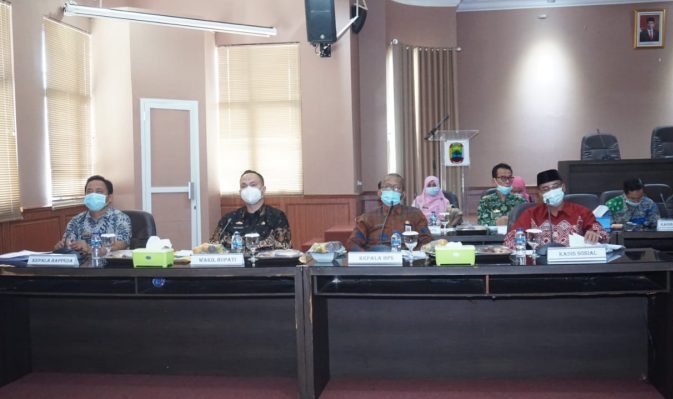 Pandu Sampaikan Langkah-langkah Terkait Penanggulangan Kemiskinan Dan Inovasi Pemkab Lamsel Pada Rapat TKPKD Provinsi Lampung Tahun 2021