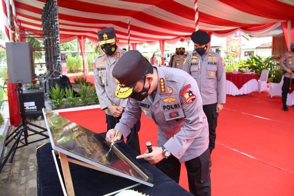 Kunker ke Palembang, Kapolri Resmikan Kampung Tangguh dan Aplikasi Polisi Dulur Kito