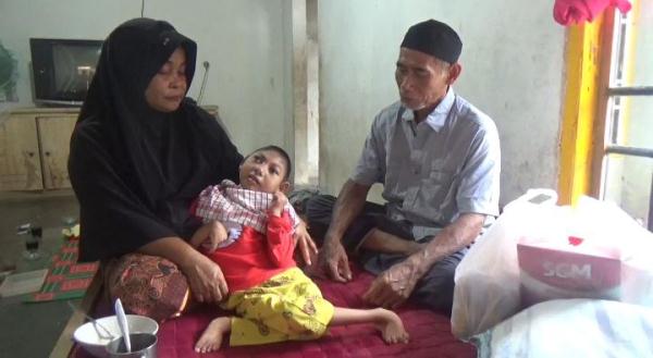 LKS Alamanda Kabupaten Tanggamus Kunjungi Windi Penderita Kelainan Syaraf