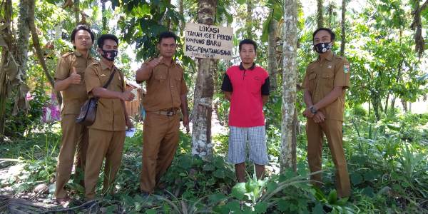 Keluarga Mantan Kakon Kampung Baru Serahkan Sebidang Tanah Ke Aparat Pekon