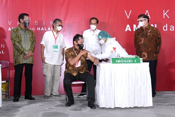 Tinjau Vaksinasi Bagi Seniman dan Budayawan, Presiden: Semangat dan Karya Mereka Tak Pernah Berhenti